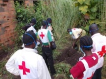 Des volontaires de la Croix-Rouge enterrent les dernières victimes des combats à Bossangoa, au nord-ouest de la Centrafrique, le 15 septembre 2013. AFP PHOTO/PACOME PABANDJI