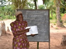 Sœur Angélique donne des cours d'alphabétisation à des femmes déplacées. RFI/Habibou Bangré