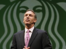 Le président de Starbuck Howard Schultz ne veut pas de clients armés dans ses cafés. Reuters/Robert Sorbo