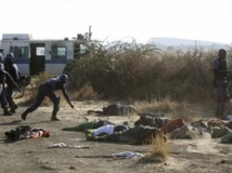 Les policiers sud-africains récupèrent des armes soi-disant utilisées par les mineurs grévistes de Marikana, en août 2012. REUTERS