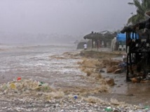 Image de la plage d'Acapulco, le 15 septembre 2013. L'ouragan Ingrid et les pluies tropicales dévastent le Golfe du Mexique. REUTERS/Jacobo Garcia