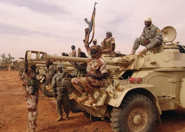 Une ligne formée par plusieurs centaines d'éléments de l'armée tchadienne à Kidal, le 7 février 2013. REUTERS/Cheick Diouara