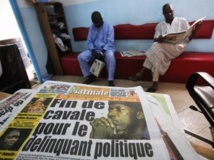 Une d'un quotidien ivoirien qui annonce l'arrestation du leader politique Charles Blé Goudé, le 18 janvier 2013. REUTERS/Thierry Gouegnon