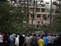 La foule rassemblée devant le centre commercial Westgate de Nairobi où une prise d'otages est en cours, Kenya, le 23 septembre 2013. REUTERS/Thomas Mukoya