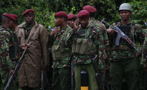 Des soldats kényans rassemblés pour un briefing, à proximité du centre commercial Westgate. Nairobi, le lundi 23 septembre. REUTERS/Thomas Mukoya