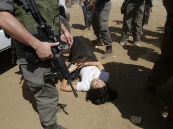 La diplomate française, Marion Fesneau-Castaing, allongée au sol après avoir été forcée de sortir de son véhicule par l’armée israélienne, le vendredi 20 septembre à Khirbet al-Makhoul. REUTERS/Abed Omar Qusini