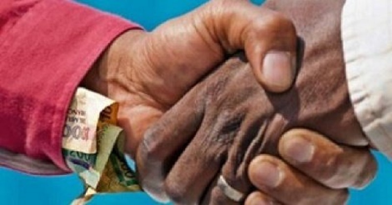 Tentative de corruption: le chauffeur donne 1000 frs au policier après avoir demandé à son apprenti de filmer la scène