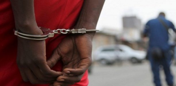 Ils vident l’appartement de leur ami emprisonné et emportent 11 téléphones portables et d’autres objets