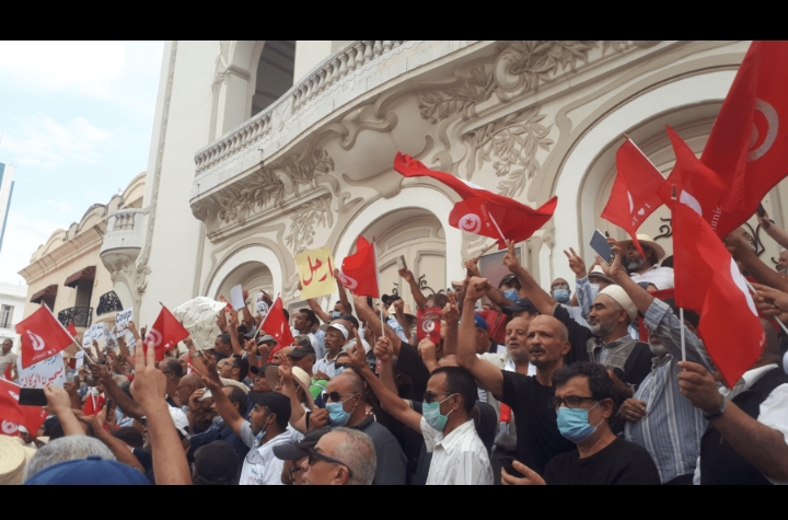 Tunisie: des manifestants réclament le retour de l’ordre constitutionnel