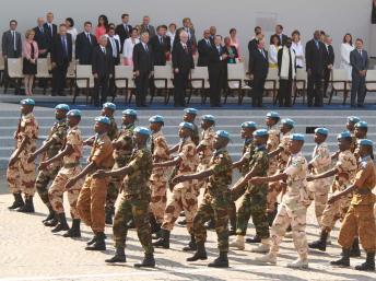 Des soldats de la Minusma, les casques bleus de l'ONU, lors du défilé du 14 juillet 2013 à Paris. PHOTO RFI / PIERRE RENE-WORMS