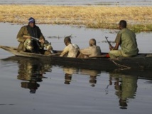 Des soldats maliens transportent des hommes accusés de collaborer avec le Mujao, le 2 mars 2013. REUTERS/Emmanuel Braun