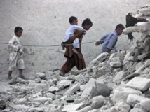 A Awaran, des survivants dans les décombres de maisons effondrées suite au séisme dans la province du Baloutchistan, dans le sud-ouest du Pakistan. REUTERS/Sallah Jan