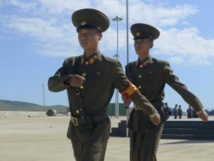 Des soldats nord-coréens, lors d’une cérémonie célébrant la réouverture d’une ligne de chemins de fer entre la Corée du Nord et la Russie, le 22 septembre 2013. REUTERS/Yuri Maltsev