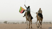 Un touareg à Kidal, dans le nord du Mali, avec un dreapeau du MNLA, le 28 juillet 2013.