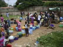 A Dakar, de nombreuses personnes attendent de pouvoir remplir leurs containers d’eau aux rares points de distribution, Sénégal, le 27 septembre 2013. REUTERS/Ricci Shryock