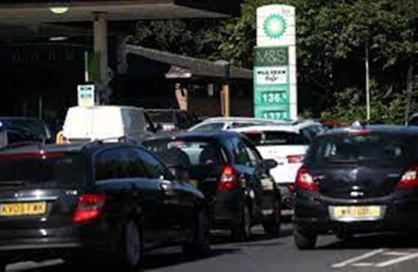 Face aux pénuries d'essence et de camionneurs, le Royaume-Uni assouplit les règles d’immigrations