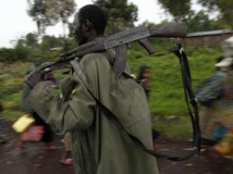 Un soldat des FARDC monte au front à proximité de Goma, alors que des civils fuient les combats, le 2 septembre 2013. REUTERS/Thomas Mukoya
