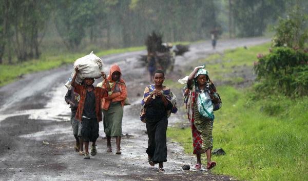 Des civils fuient les combats entre FARDC et M23, près de Goma, le 2 septembre 2013. REUTERS/Thomas Mukoya