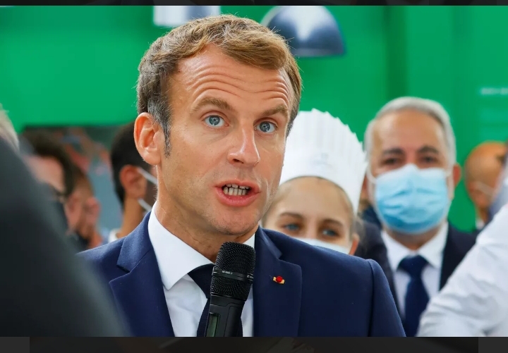 Un œuf lancé sur Emmanuel Macron lors de son déplacement à Lyon