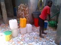 Chez M. et Mme Gningue, aux parcelles assainies, la pompe fonctionne non-stop toute la journée. RFI/Carine Frenk