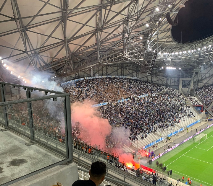 Ligue Europa : OM-Galatasaray interrompu à cause de jets de fumigènes et de projectiles