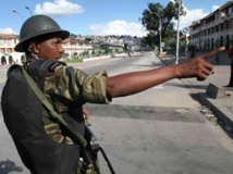 Un gendarme malgache dans les rues d'Antananarivo. AFP / Richard Bouhet