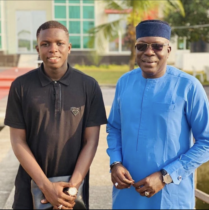 Le défunt Ngalgou en noir à côté de son papa Le défunt Ngalgou en noir à côté de son papa