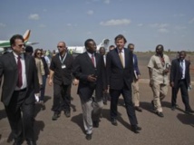 Bert Koenders (d.) à l'aéroport de Bamako, le 4 juin 2013. Reuters/Francois Rihouay