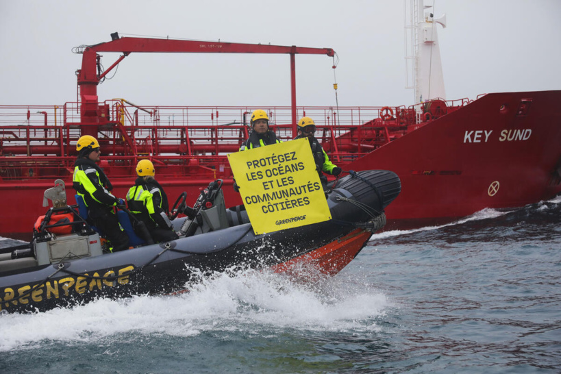 Greenpeace intercepte un navire-citerne transportant de l'huile de poisson Greenpeace intercepte un navire-citerne transportant de l'huile de poisson