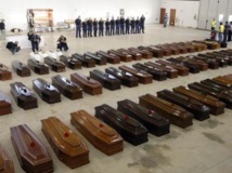 Les cercueils des victimes du naufrage dans une hangar de l'aéroport de Lampedusa, le 5 octobre 2013. REUTERS/Antonio Parrinello