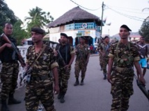Policiers et gendarmes patrouillent à Hell-Ville, la capitale de l'île de Nosy Be, recherchant auteurs et témoins des lynchages. AFP PHOTO / RIJASOLO