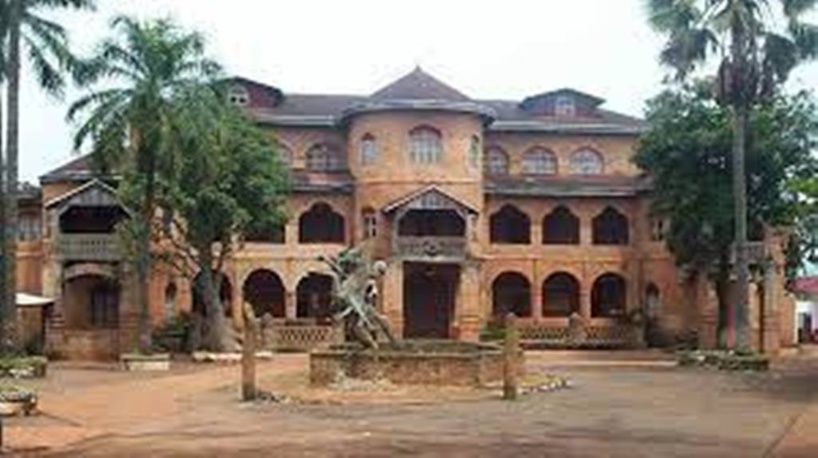 Cameroun: le sultan Nabil Mbombo Njoya, nouveau roi des Bamouns Cameroun: le sultan Nabil Mbombo Njoya, nouveau roi des Bamouns