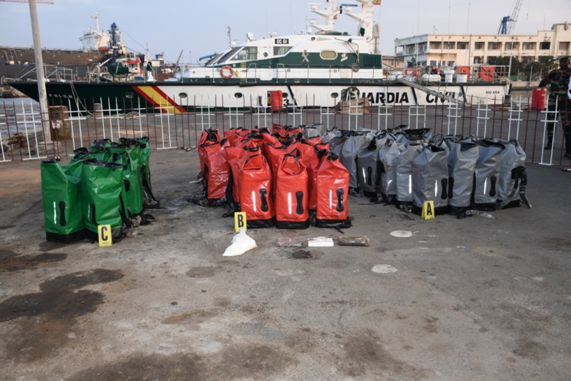 La Marine nationale intercepte un navire avec 2026 kg de cocaïne pure avec 5 personnes à bord