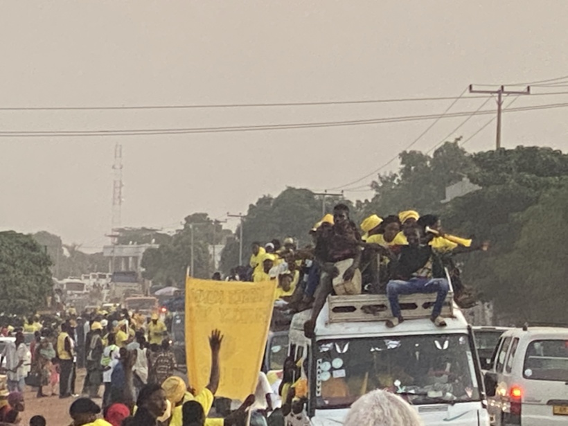 Présidentielle en Gambie : Retour triomphal de Darboe à Banjul, une marée jaune dans les rues Présidentielle en Gambie : Retour triomphal de Darboe à Banjul, une marée jaune dans les rues