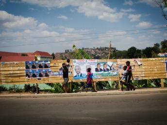 Panneau d'affichage officiel pour la campagne présidentielle, quartier d'Ambanidia. Antananarivo. Bilal Tarabey / RFI