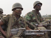 Des FARDC en direction de la ligne de front pour combattre le M23, près de Goma, le 14 juillet 2013. REUTERS/Kenny Katombe