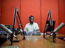 Un employé à Radio Shabelle, Mogadiscio, le 8 décembre 2012. AFP PHOTO / AU-UN IST PHOTO / TOBIN JONES