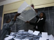 Dans un bureau de vote d'Antananarivo, des agents vident une urne pour compter les bulletins de vote, le 25 octobre 2013. REUTERS/Thomas Mukoya