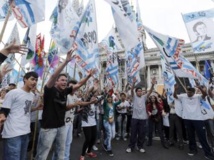 Manifestation contre le groupe Clarín, devant le palais du Congrès argentin, le 29 octobre 2013. REUTERS/Enrique Marcarian