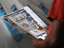 Un électeur face à son bulletin de vote. REUTERS/Thomas Mukoya Un électeur face à son bulletin de vote. REUTERS/Thomas Mukoya