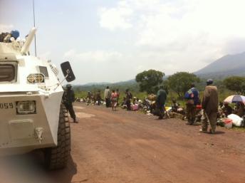 Un transporteur de troupe de la Monusco protége des déplacés qui ont fui les combats dans la zone de Kibumba à une vingtaine de kilomètres au nord de Goma. RFI/Léa Lisa Westerhoff