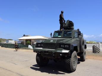 Un groupe de militaires kényans monte la garde dans le port somalien de Kismayo. REUTERS/Feisal Omar