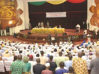 Trois mille personnes participent à ces Assises pour la paix, la réconciliation et le développement des régions du Nord. AFP / HABIBOU KOUYATE