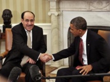 Le président américain Obama (d) serre la main de son homologue irakien al-Maliki dans le bureau ovale de la maison Blanche, le 1er novembre 2013. AFP PHOTO/Mandel NGAN