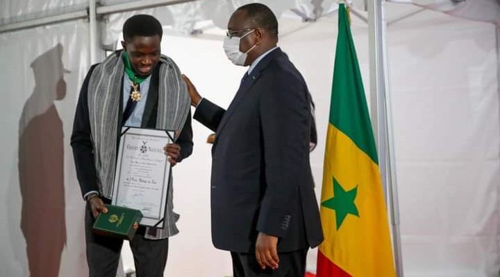 Paris: Macky Sall élève Mouhamadou Mbougar Sarr au grade de commandeur dans l’ordre national du Lion