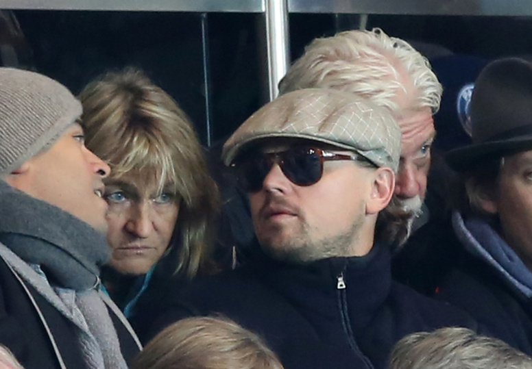 LEONARDO DICAPRIO JAMAIS SANS SA MÈRE... MÊME POUR UN MATCH DE FOOT LEONARDO DICAPRIO JAMAIS SANS SA MÈRE... MÊME POUR UN MATCH DE FOOT