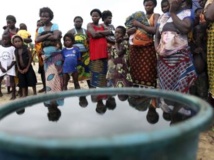 Les villageois d’Orobiri se tiennent près d'un récipient contenant du pétrole. Ils estiment que Shell fuit ses responsabilités concernant cette marée noire. REUTERS/Akintunde Akinleye