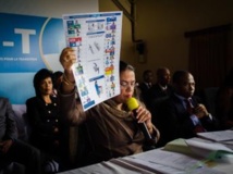 Béatrice Atallah, la présidente de la Cénit, la commission électorale malgache, présente la première version du bulletin unique. (Il s'agit de la version avec 41 candidats). Antananarivo, Madagascar. Bilal Tarabey / RFI