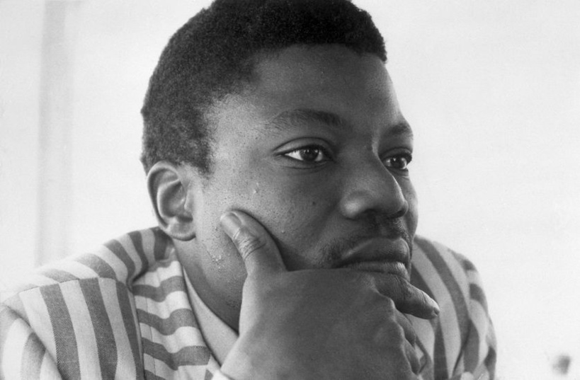 La triste fin de Yambo Ouologuem et l'avion affrété par le Président Wade pour le ramener à Dakar, racontée par le poète Amadou Lamine Sall La triste fin de Yambo Ouologuem et l'avion affrété par le Président Wade pour le ramener à Dakar, racontée par le poète Amadou Lamine Sall