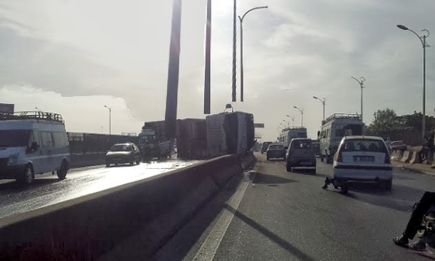Photos Accident: Un camion de ramassage des ordures se renverse gravement sur l'autoroute